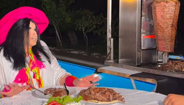 Türk müziğinin Divası Bülent Ersoy’un canı döner çekince ayağına getirtti! 16 bin liranın peşine düşmüştü