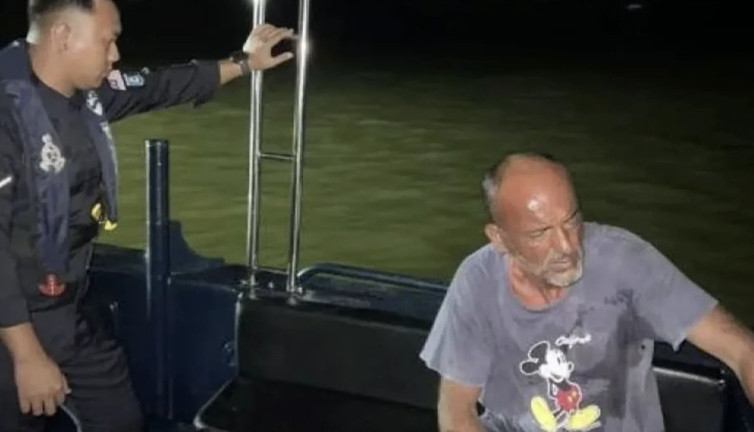 Türklerin teknesi fırtınada alabora oldu! Türkiye'ye gelmek için yelken açtılar