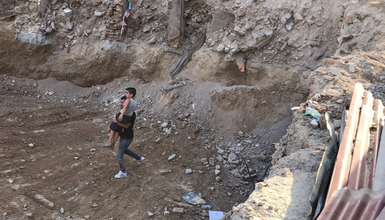 Toprak kaydı çocuk çukura düştü