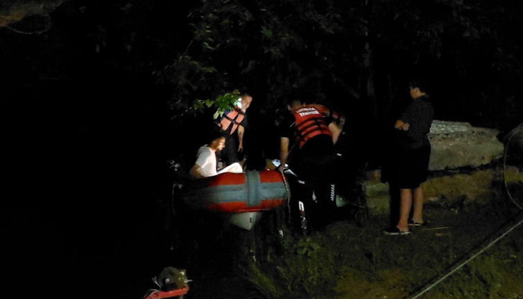 Barajdan su bırakıldı, 2 kişi ırmakta sıkıştı! Ekipler botla harekete geçtiler