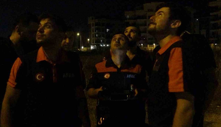 İşaret fişekleri atıldı el fenerleriyle ‘SOS’ yazıldı! Antalya’da ekipler alarma geçti: Dağlık alan didik didik arandı