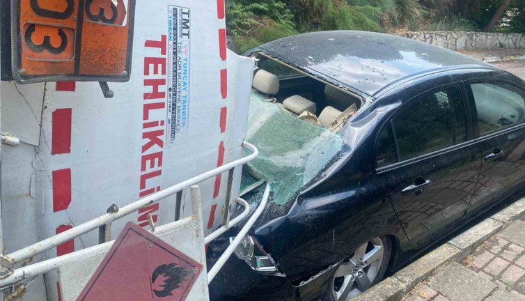 Üsküdar’da akaryakıt tankeri devrildi