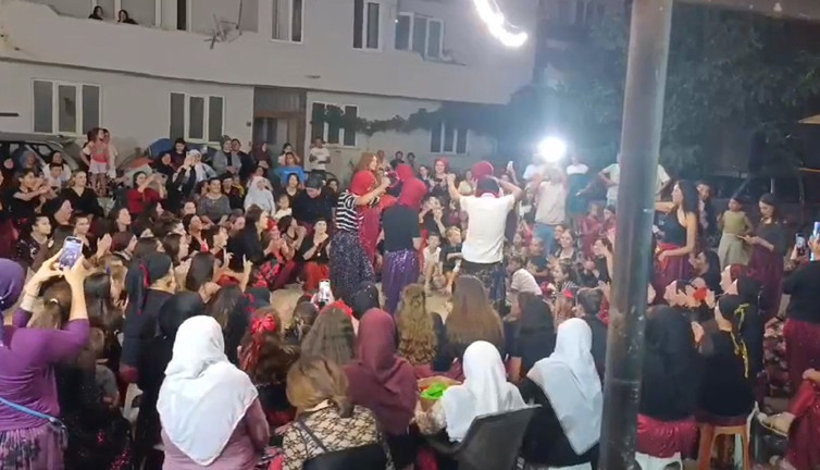 İnegöl’de kadınlardan renkli şalvar gecesi