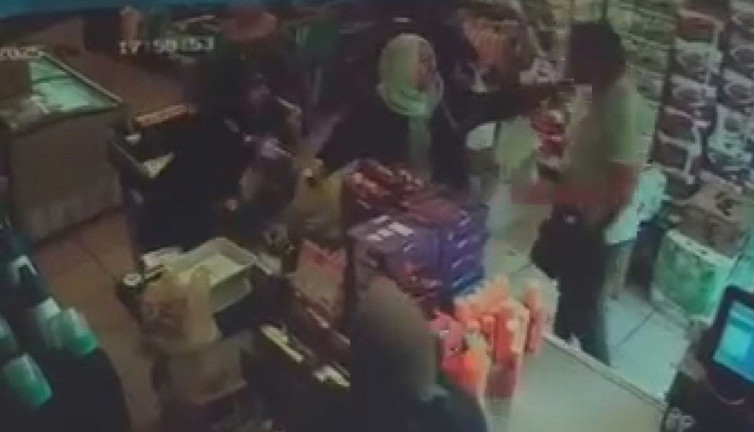 Kasiyerle müşteri arasında yumruklu kavga!