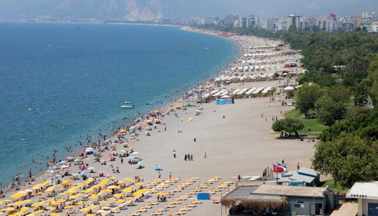 Sıcak hava Antalya’yı kavurdu: Konyaaltı Sahili'nde yer kalmadı!