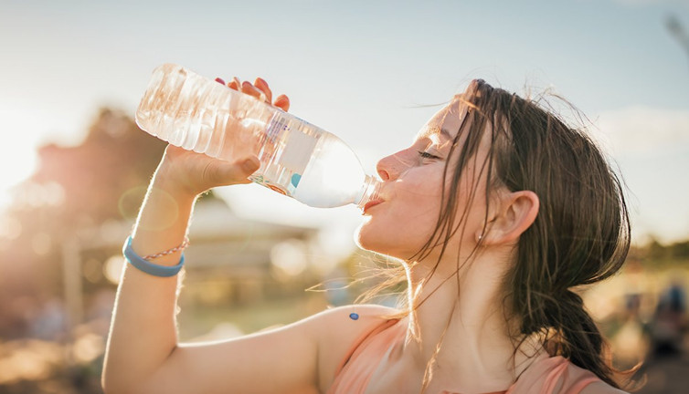 Yazın hayat kurtaran sıvı uyarıları! Kavurucu sıcaklarda önemli çıkış