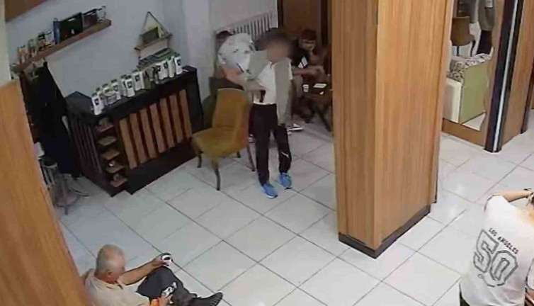 Kuaför salonunu kana buladı!