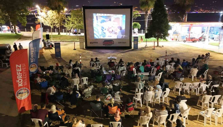 Tütünçiftlik’te sinema şöleni: 'Neşeli Günler' gecesi!