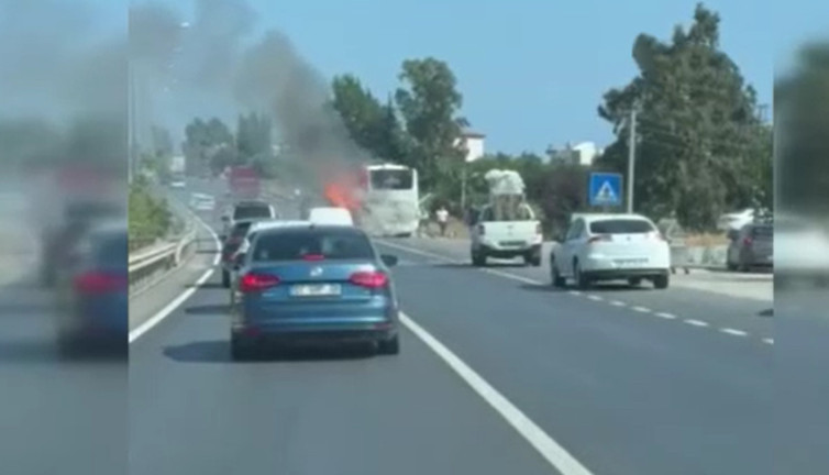 Tur otobüsünde can pazarı! Yol ortasında alev aldı: İçerisinde çok sayıda turist var