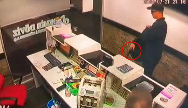 Oyuncak tabancayla döviz bürosuna daldı