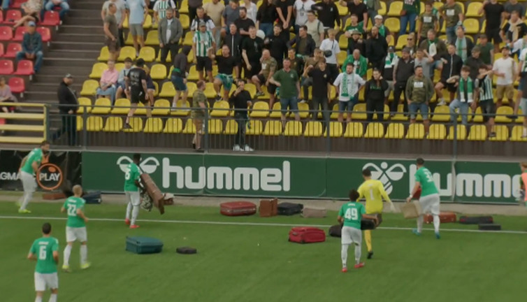 Yeşil sahalarda görülmemiş tepki! Tribünden valiz yağdı