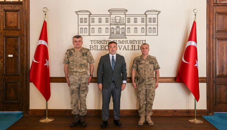Komutanlardan Vali Sözer’e veda ziyareti