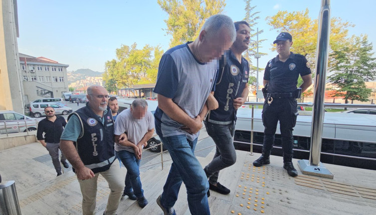 Şehrin ortasında güpegündüz define ararken enselendiler