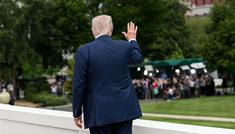 ABD Başkanı'ndan bir çılgınlık daha! Trump'a dünya dar geldi çatıya çıktı