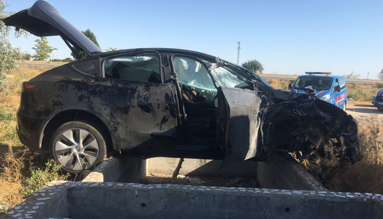 Aksaray’da feci kaza! Düğünden dönen aile TIR’a çarptı! 6 yaralı