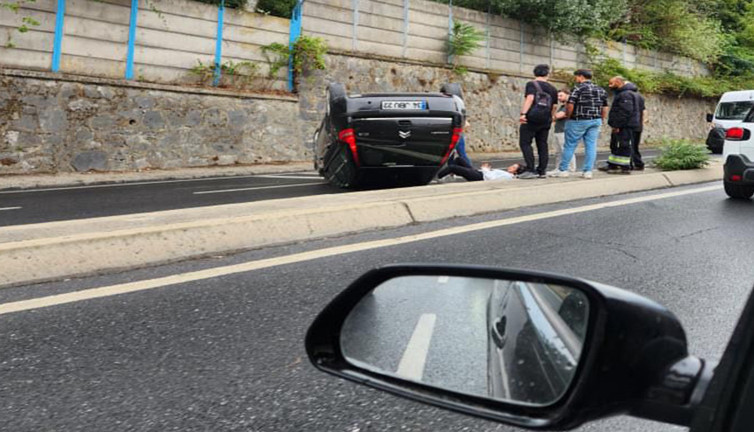 Refüje çarptı takla attı! Ters dönen araçtan mucize kurtuluş: Sarıyer’de feci kaza