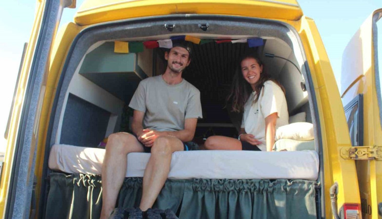 Dünyayı gezen çiftin Dünya'nın Nazar Boncuğu Meke Gölü'nde karavan kampı