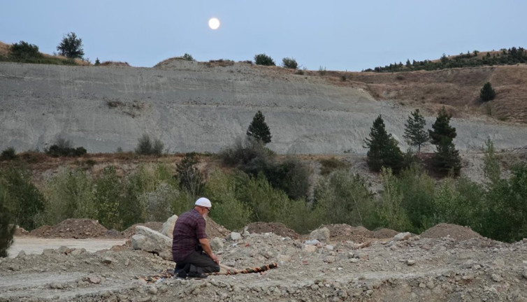 Yangında evini terk edip tepede namaz kıldı