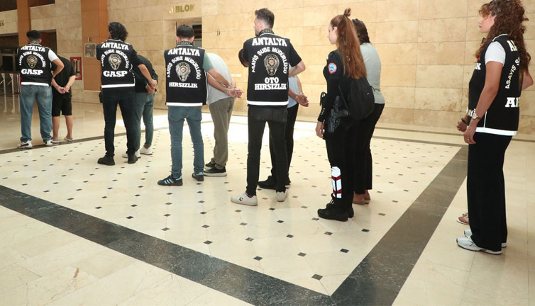 Antalya’da 2 kişiyi alıkoyan çete çökertildi! 6 milyon liralık vurgun