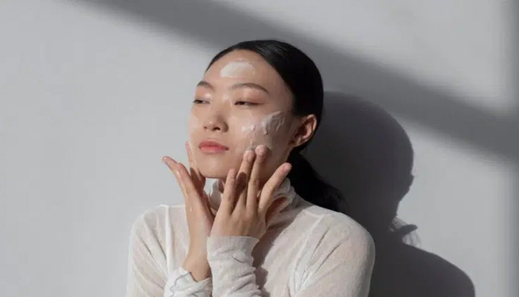 Yapay zeka destekli cilt bakımı mucize mi, yanılgı mı? Uzmanlar anlattı