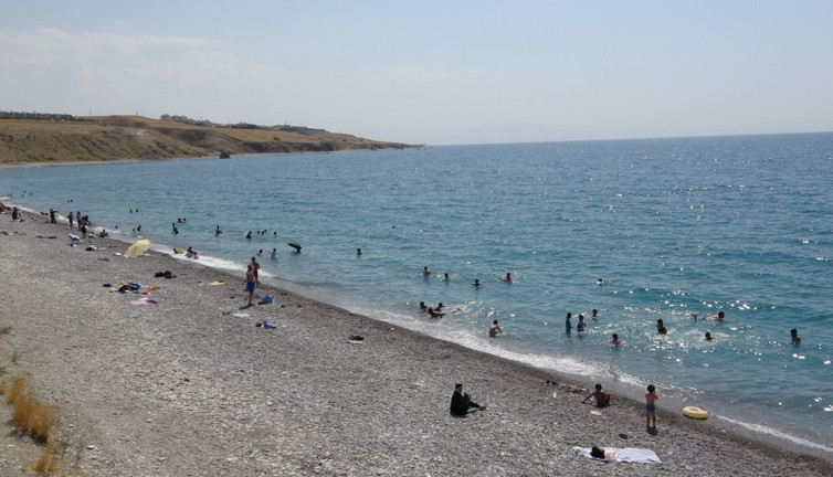 Van Gölü mavi bayraklı plajıyla tatilcilerin akınına uğradı