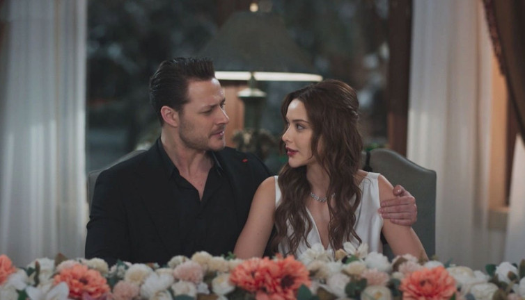 Hudutsuz Sevda'nın yakışıklı oyuncusu baba oldu: Oğluna verdiği isim dikkat çekti