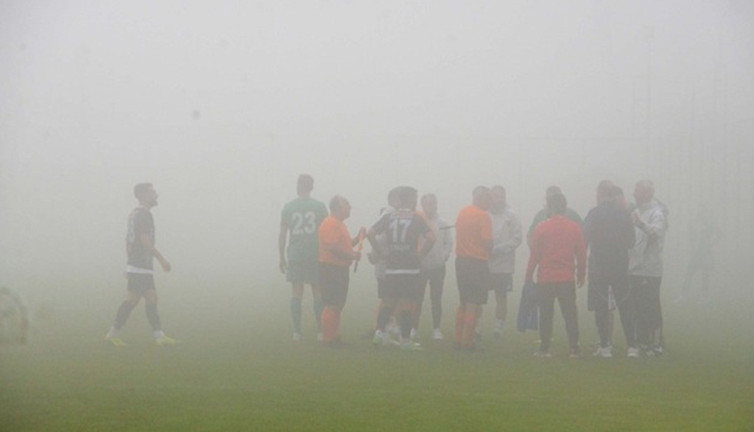 Sahayı sis bastı, hazırlık maçı yarıda kaldı