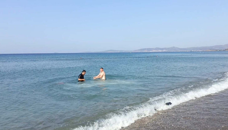 Damat denize atıldı! Kötülükler geride kaldı