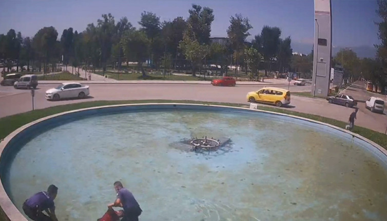 Bursa'da havuzda ölüm kalım anları! İmdadına polis yetişti