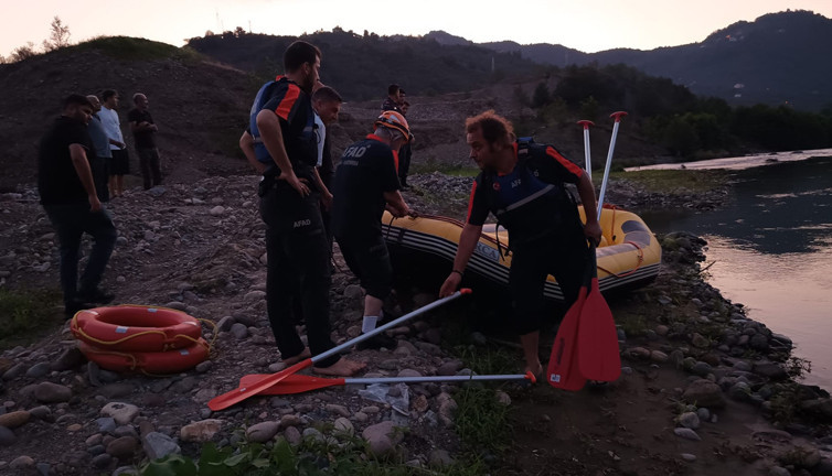 Harşit Çayı’nda can pazarı! AFAD botla harekata geçti