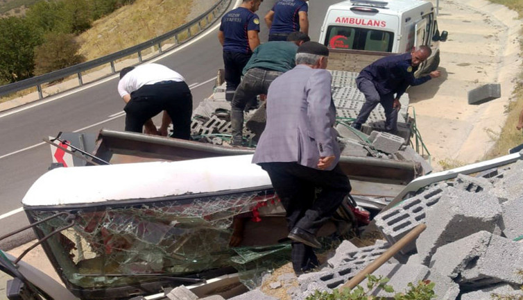 Bitlis'te kayalıklara çarpan kamyon can aldı