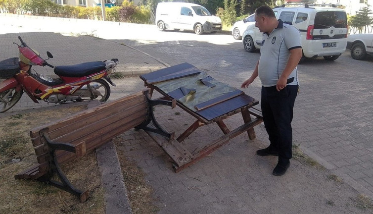 Bilecik’te kamu malına zarar veren şahısın görüntüleri kamerada