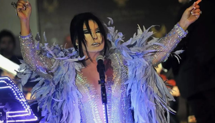 Türk Sanat Müziği’nin Diva’sı Bülent Ersoy seyircisine küfür mü etti? İddiaya jet yanıt! Antalya sahnesinde neler oldu?