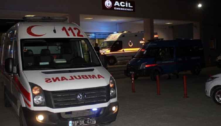 Cami bahçesinde kavga! Kavgayı ayırmak için araya girdi hastanelik oldu