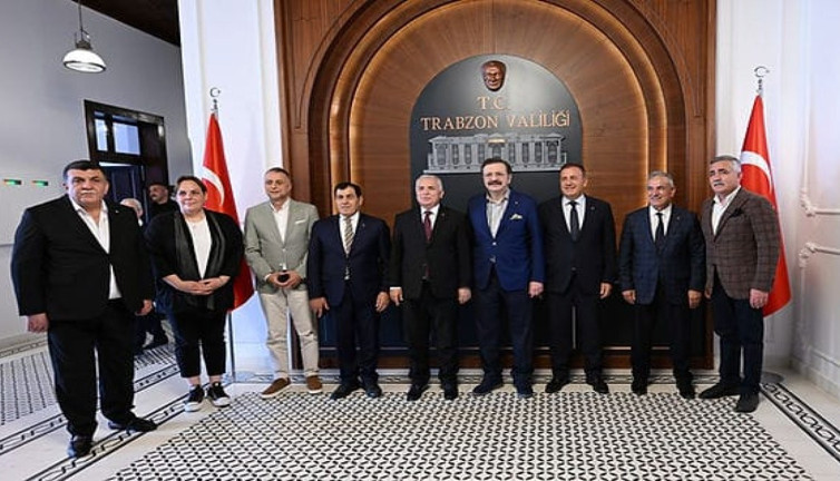 Hisarcıklıoğlu Trabzon’da bahçeye girerek fındık topladı