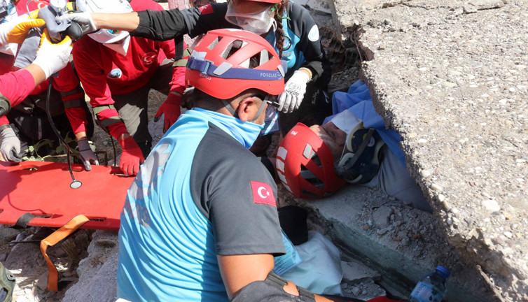 Deprem alarmı verildi! Ekipler enkaz altından tek tek çıkardı