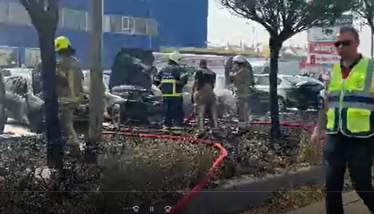 Otoparkta çıkan yangında 6 araç kül oldu