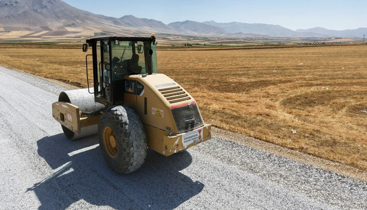 Kahramanmaraş Ekinözü’nün yolları yenileniyor