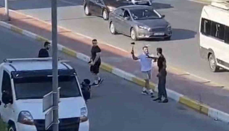 Trafikte çekiç ve sopalarla kavga