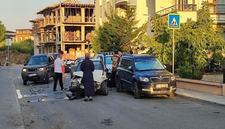 Sakarya'daki tartışma çığırından çıktı! Kadın eşinin aracına defalarca çarptı: Öfkesi pahalıya patladı