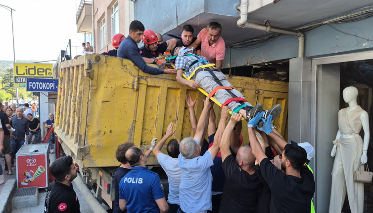 Zonguldak’ta kamyon dehşeti! Mağaza yerle bir oldu