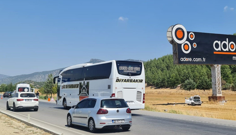 Otomobil otobüsü sollarken tarlaya düştü! 3 yaralı