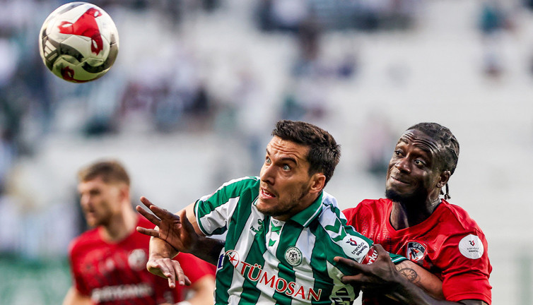 Konyaspor Galatasaray'a liderliği bırakmadı