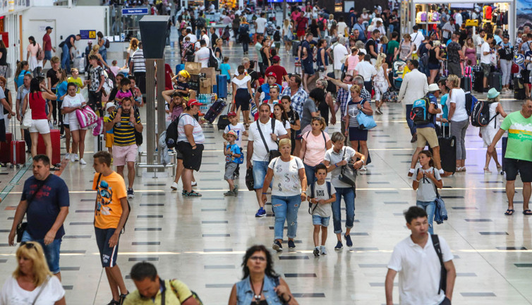 Antalya Havalimanı'nda uçak ve yolcu trafiği rekoru