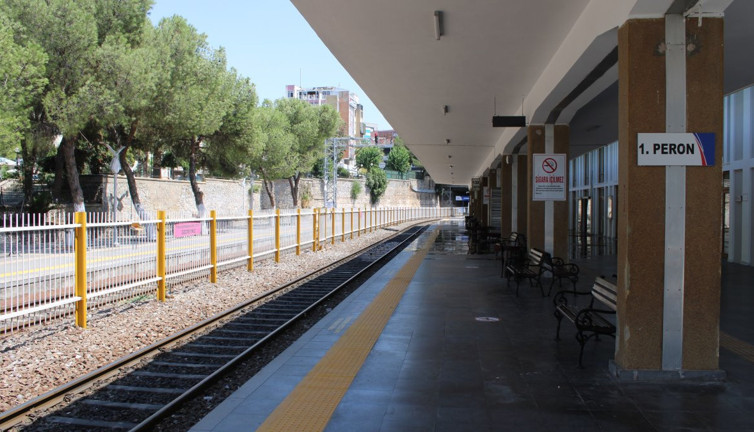 Aydın’da kamu çalışanları iş bıraktı! Tren seferleri iptal oldu! Ceremesini vatandaşlar böyle çekti