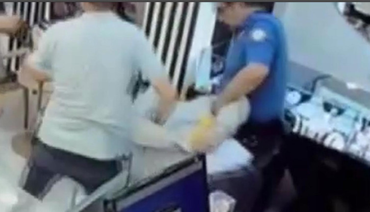 Dakikalarca yerde dayak yedi! Polis son anda kurtardı: Karabük'te maskeli soyguncu silah görünce yere yattı