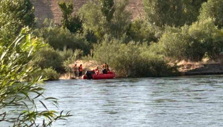 Baraj kapakları açıldı! Vatandaşlar nehirde adacıkta mahsur kaldılar: Ekipler seferber oldu