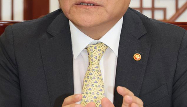 Eski İçişleri Bakanı'na yardım ve yataklık suçlaması!