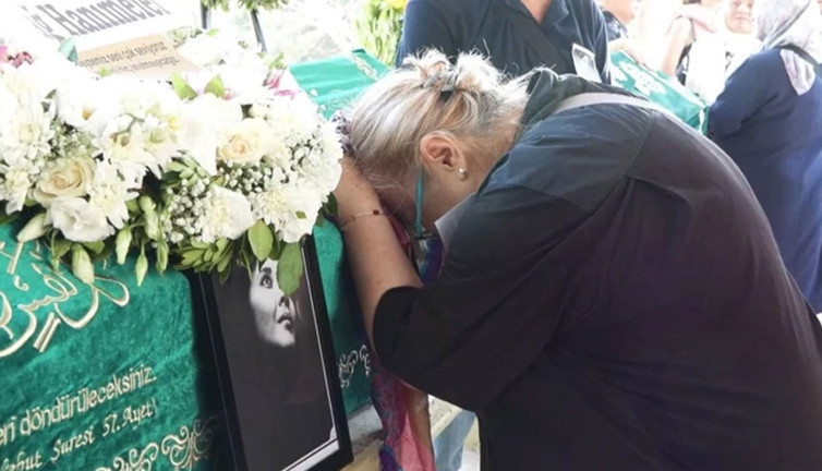 Banu Kırbağ son yolculuğuna uğurlandı! 70'lere damga vurmuştu