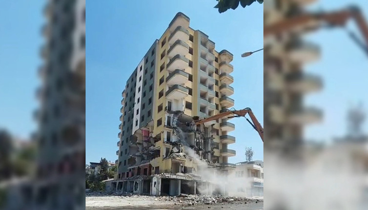 Osmaniye’de yıkım anı! Toz bulutları arasında kurtuluş